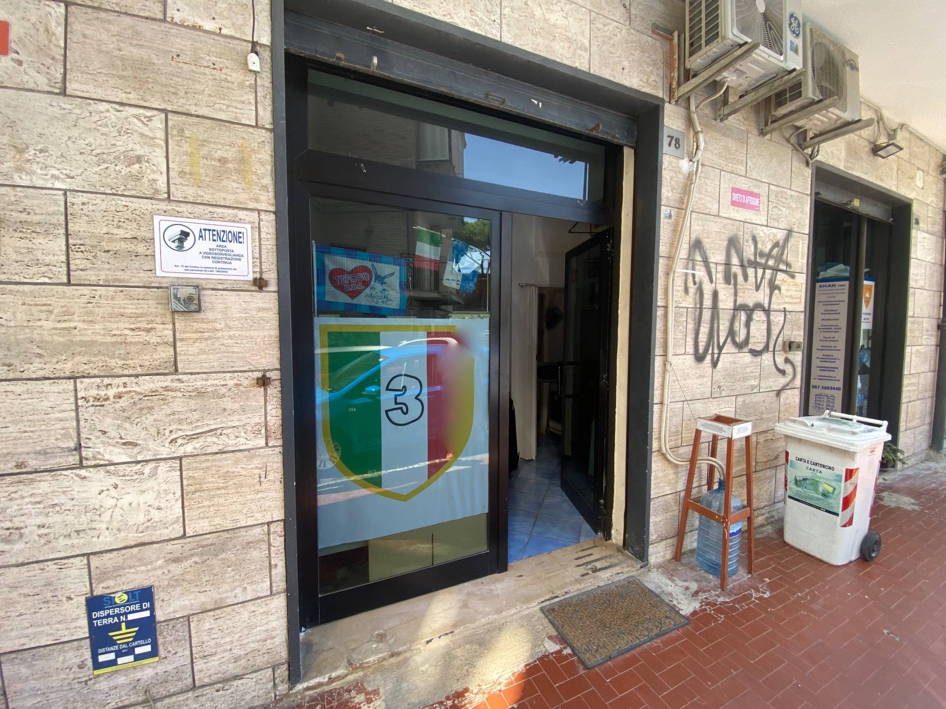 Locale commerciale in vendita a Napoli, Vomero