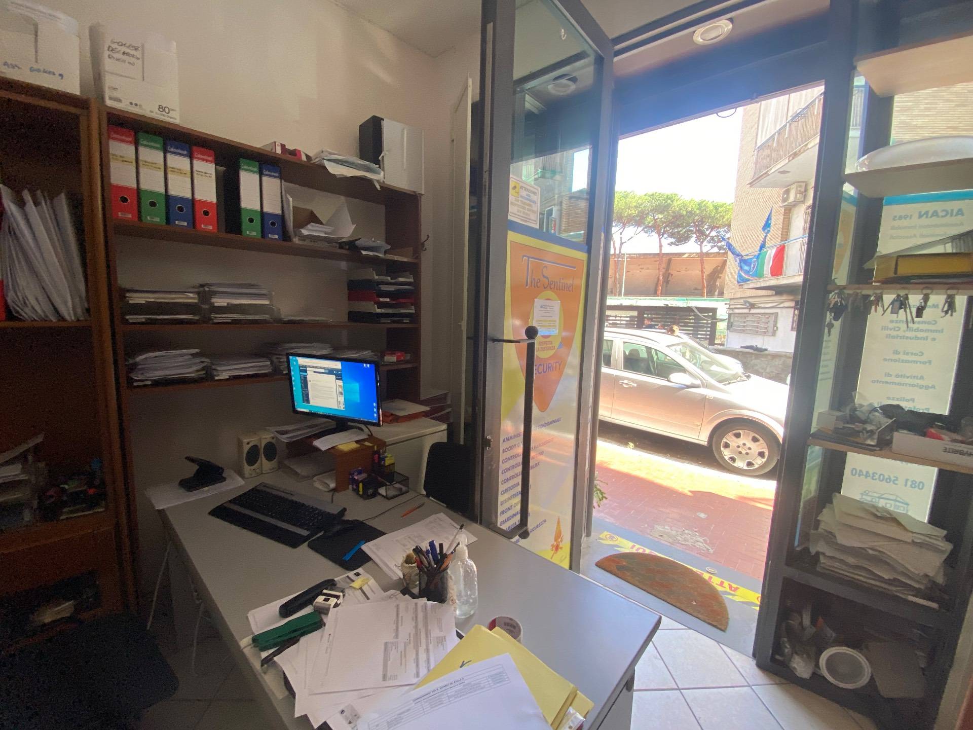 Locale commerciale in vendita a Napoli, Vomero