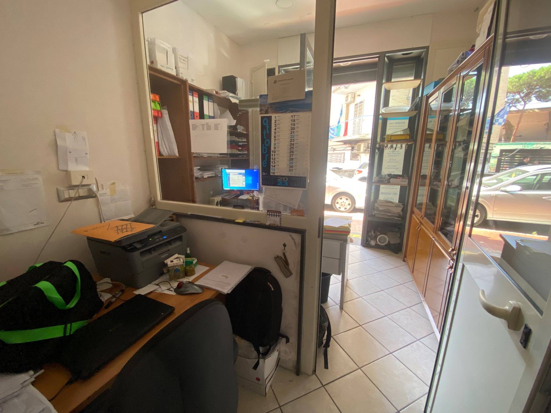 Locale commerciale in vendita a Napoli, Vomero