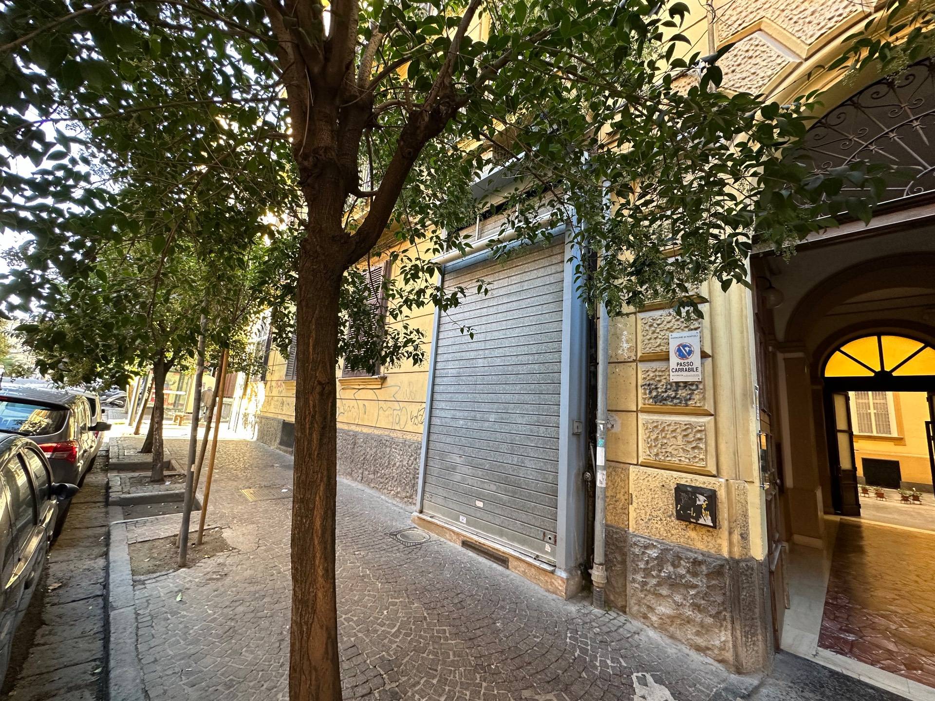 Locale commerciale in vendita a Napoli, Vomero