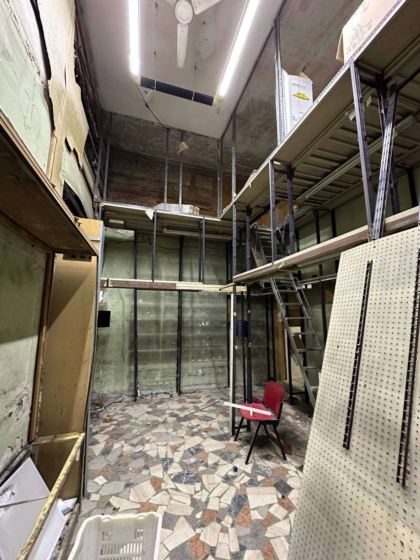 Locale commerciale in affitto a Napoli, Vomero