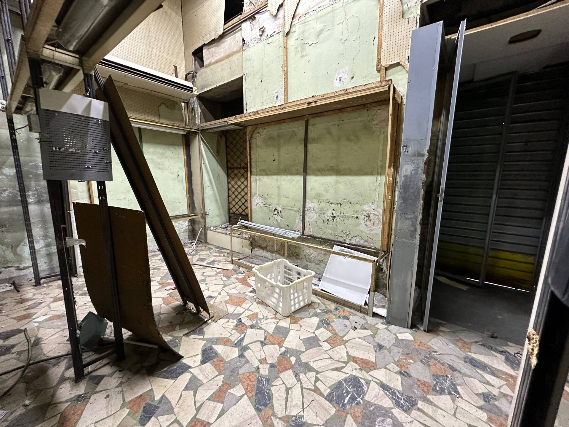 Locale commerciale in affitto a Napoli, Vomero