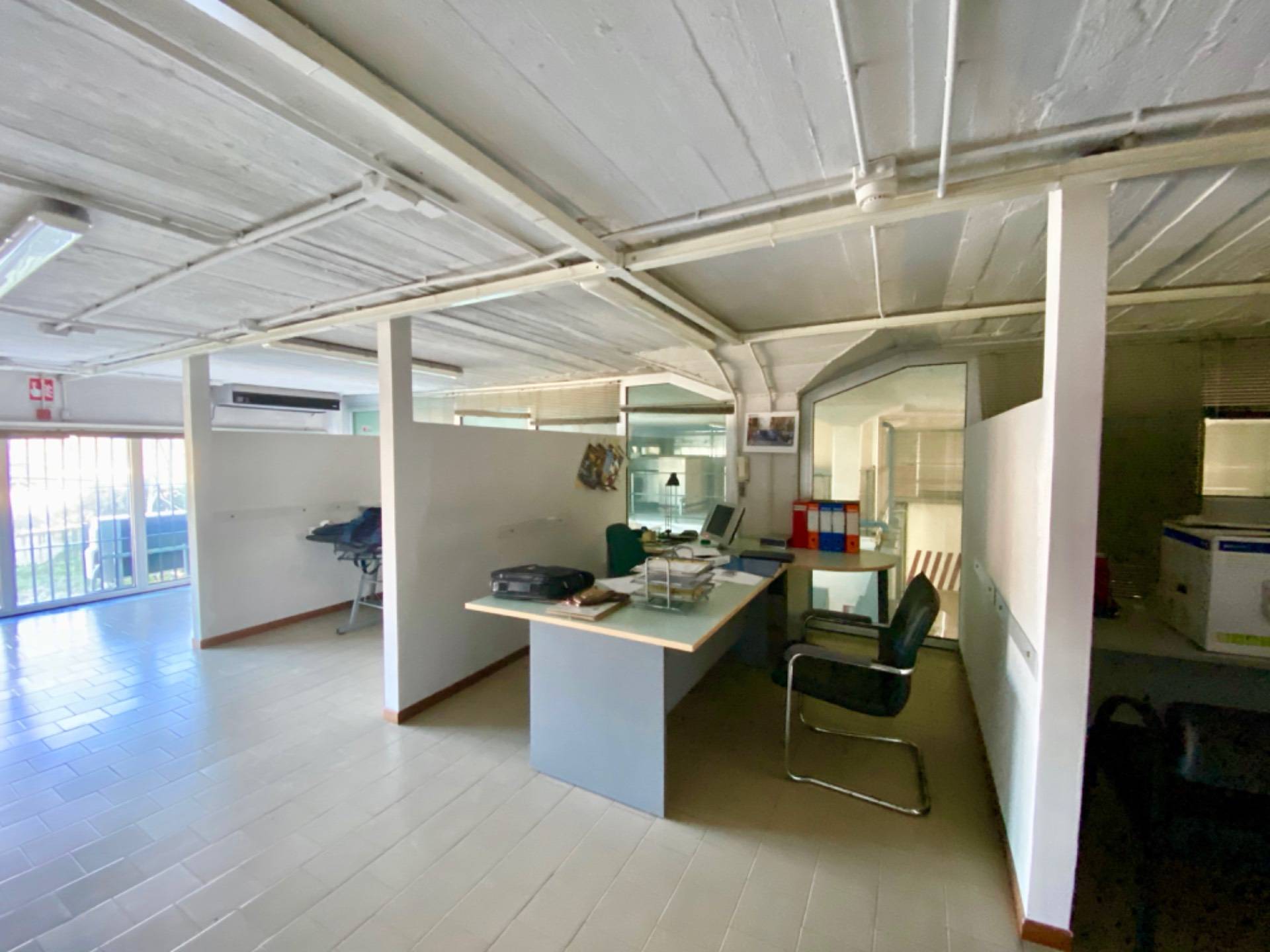 Locale commerciale in vendita a Napoli, Fuorigrotta