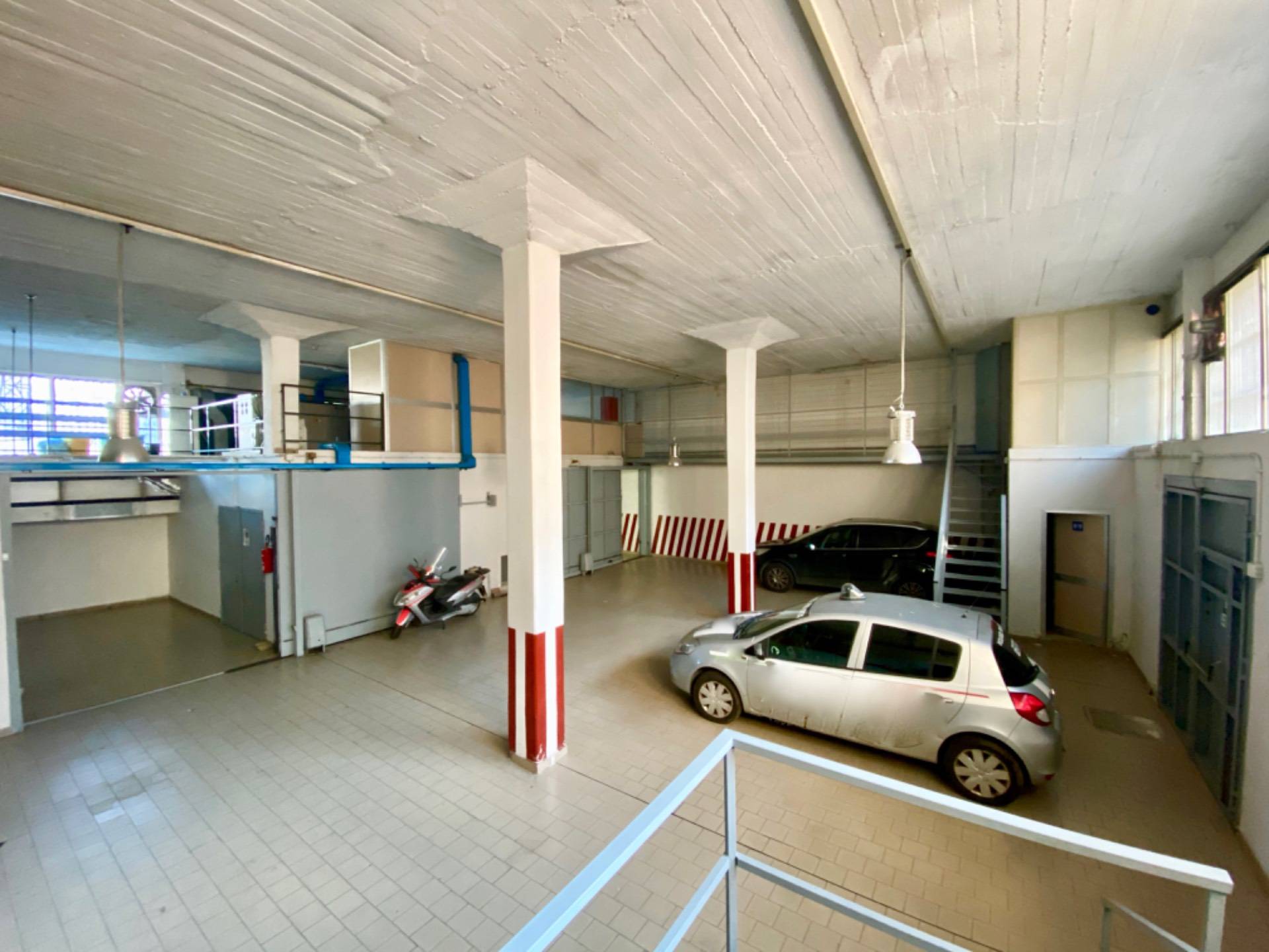 Locale commerciale in vendita a Napoli, Fuorigrotta