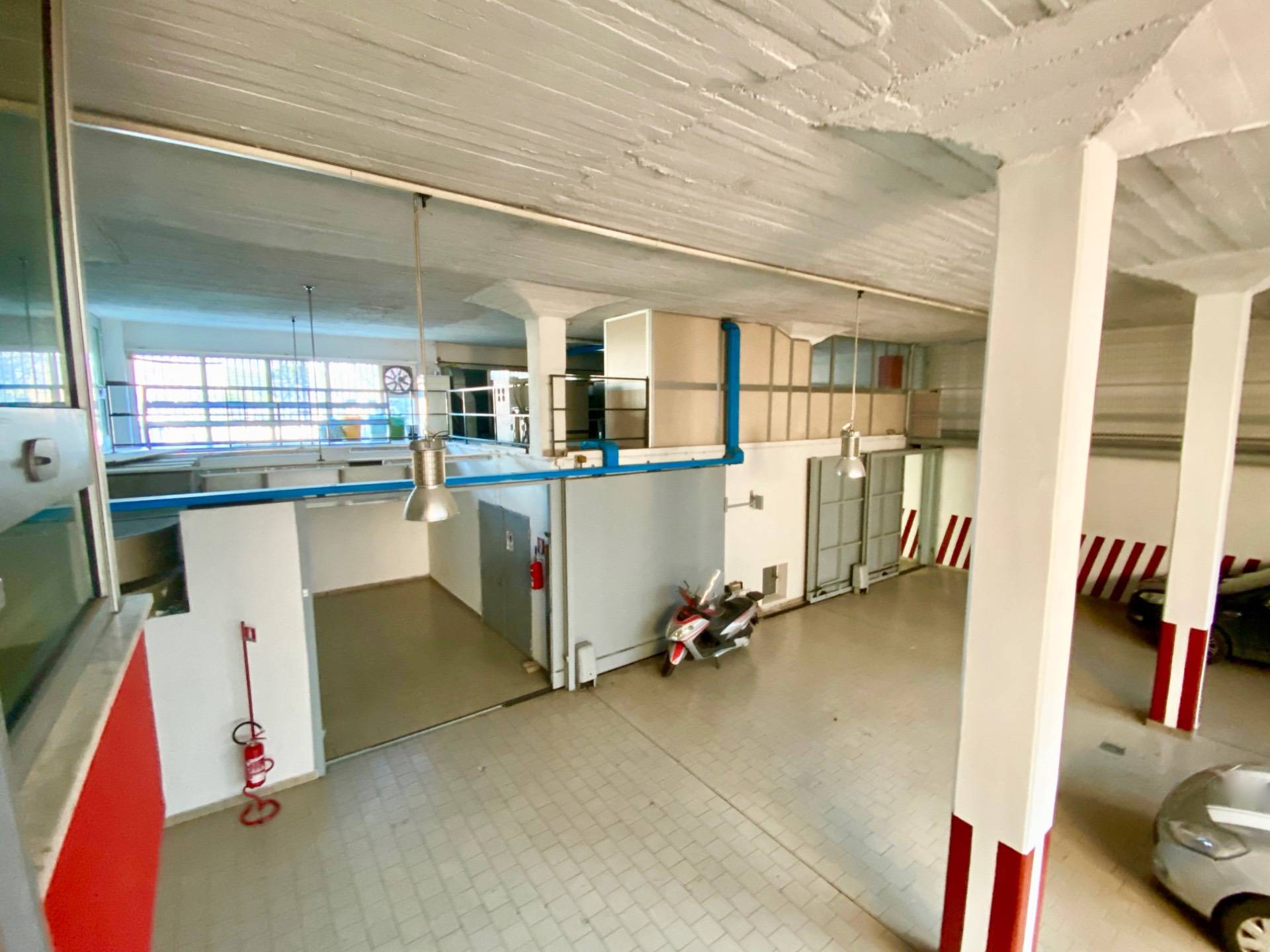 Locale commerciale in vendita a Napoli, Fuorigrotta