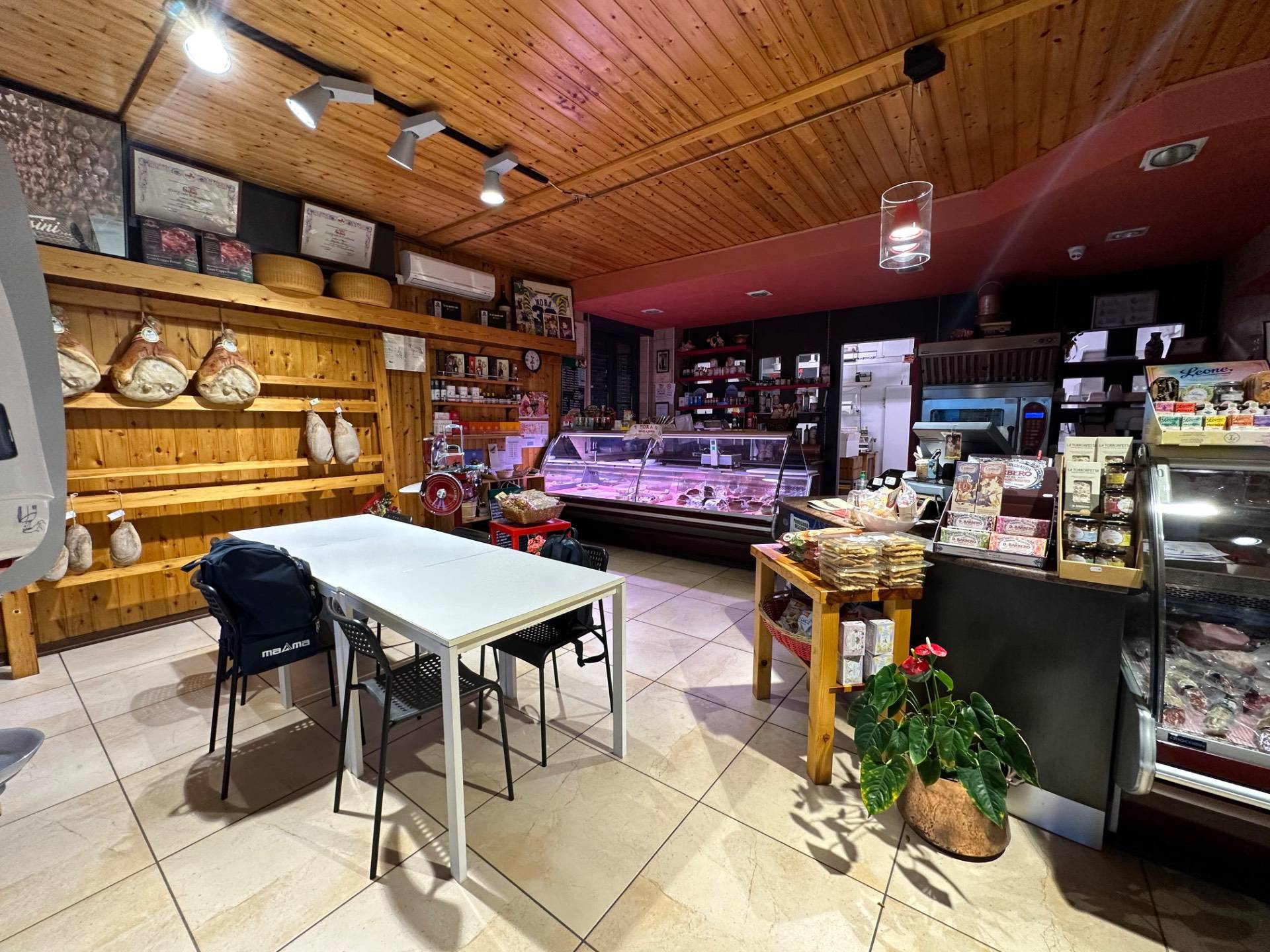 Locale Commerciale in vendita a Langhirano, Pilastro