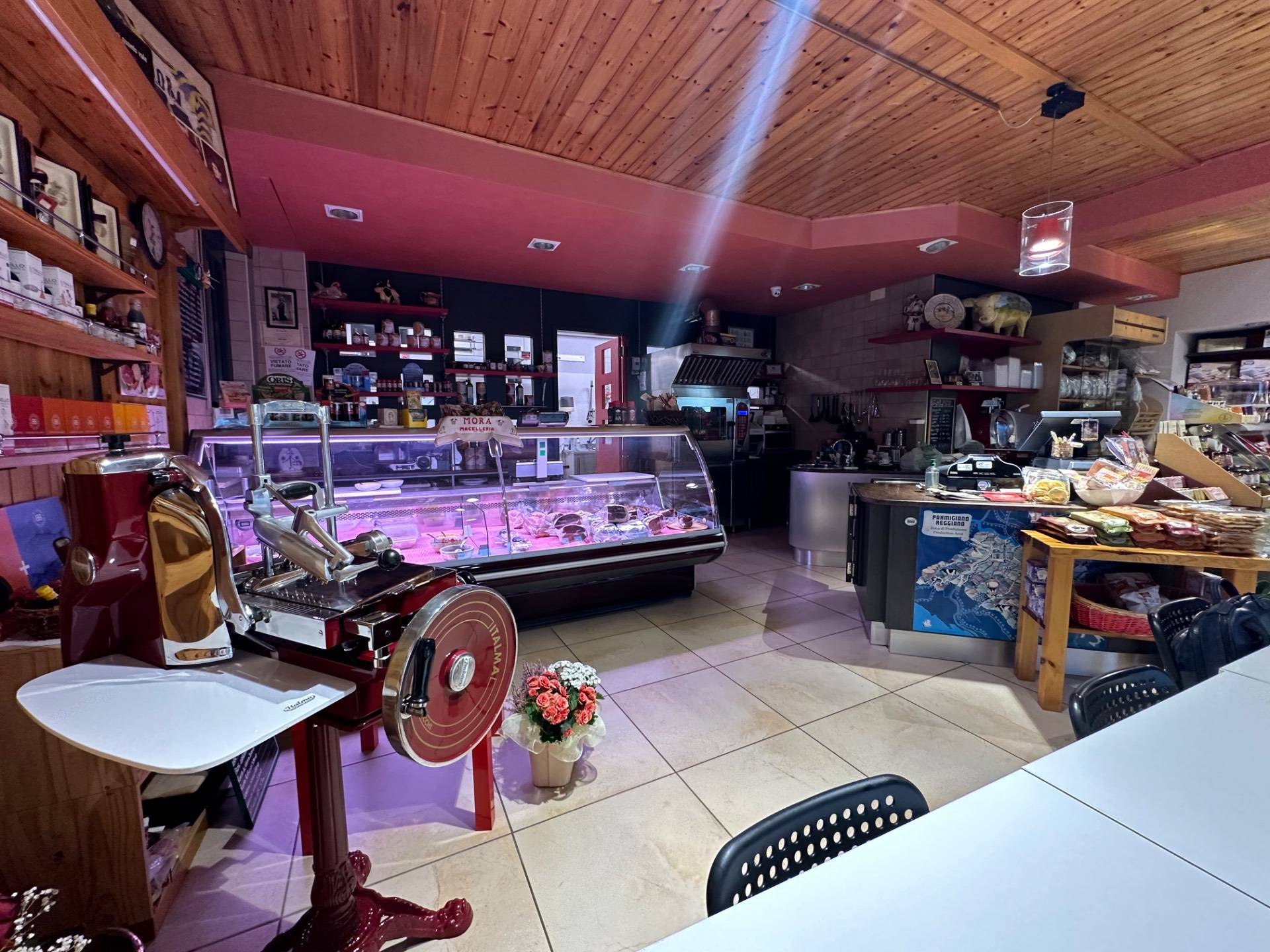 Locale Commerciale in vendita a Langhirano, Pilastro