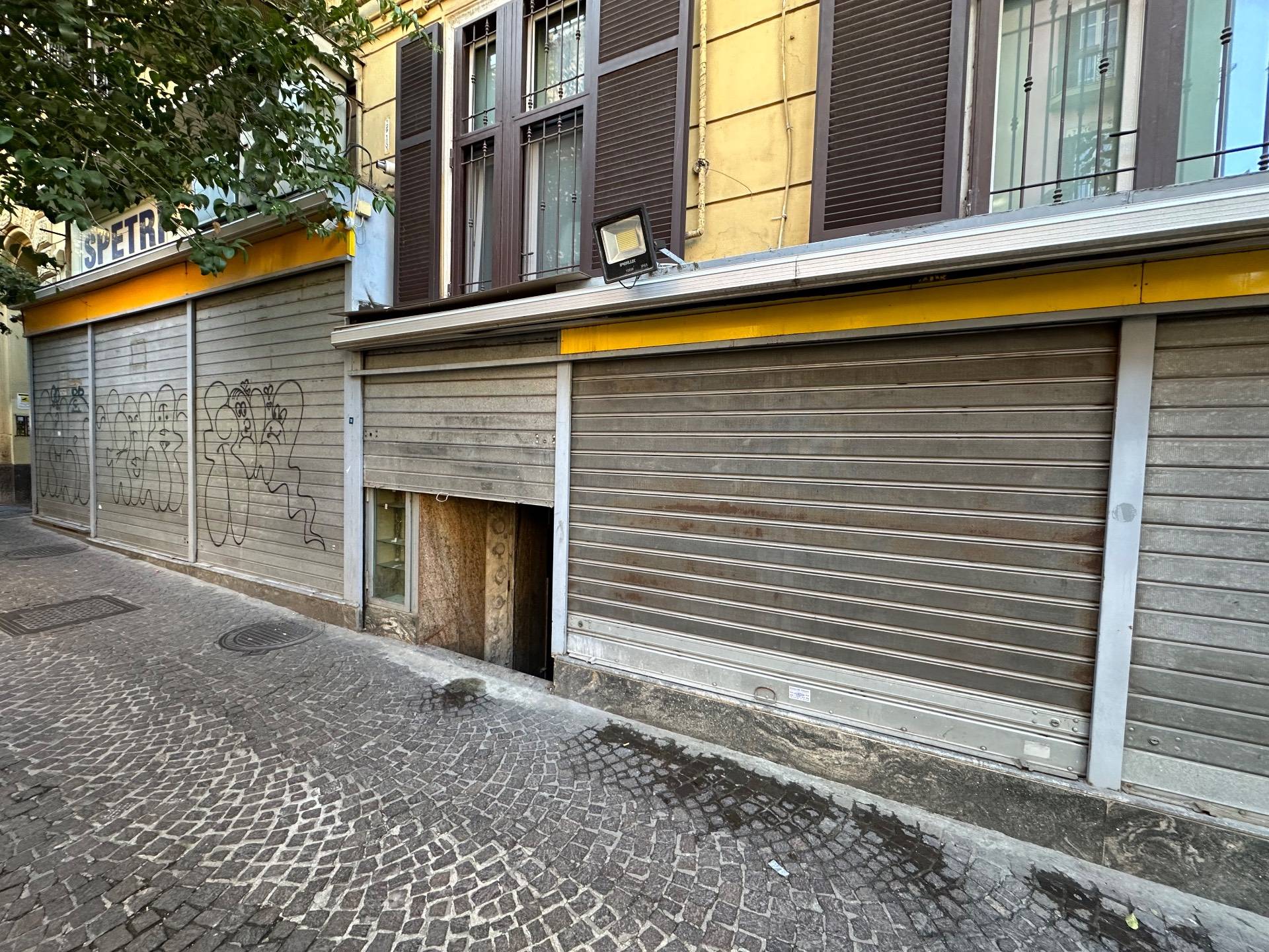 Locale commerciale in vendita a Napoli, Vomero