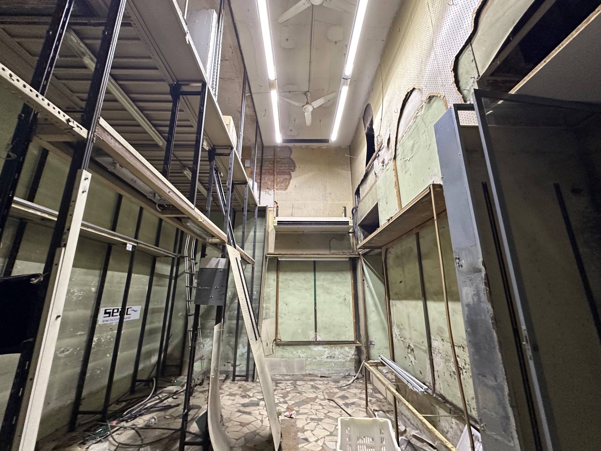 Locale commerciale in vendita a Napoli, Vomero