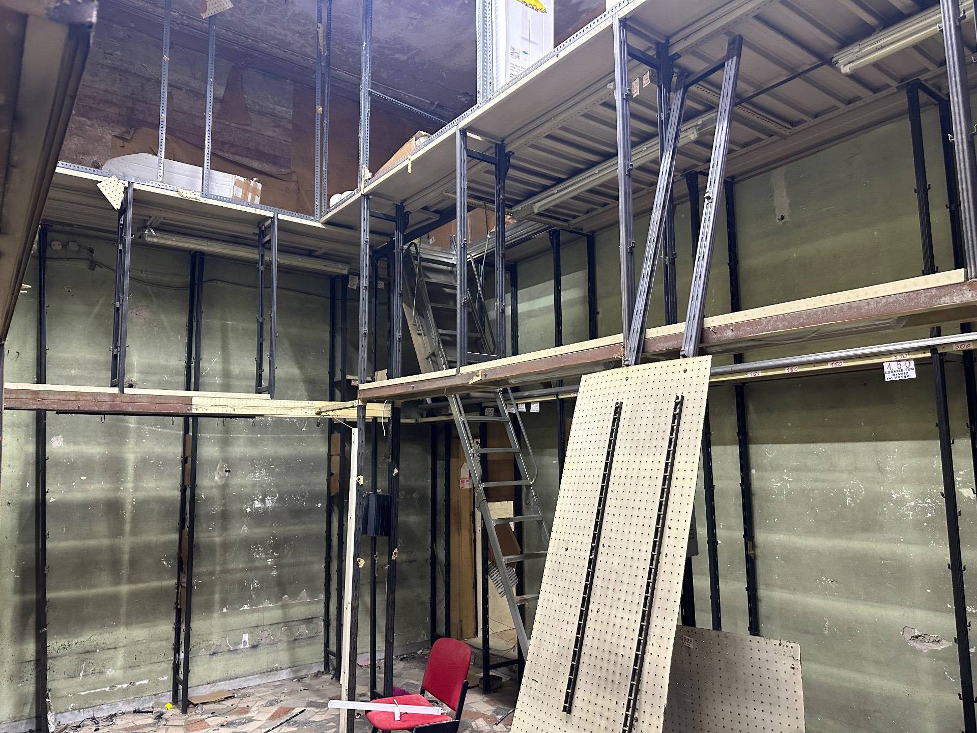 Locale commerciale in vendita a Napoli, Vomero