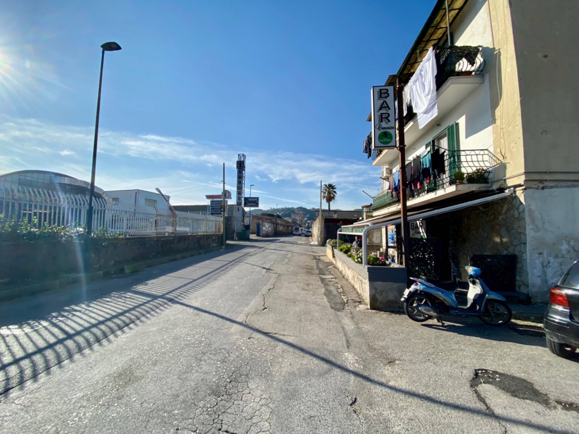 Locale commerciale in vendita a Napoli, Fuorigrotta