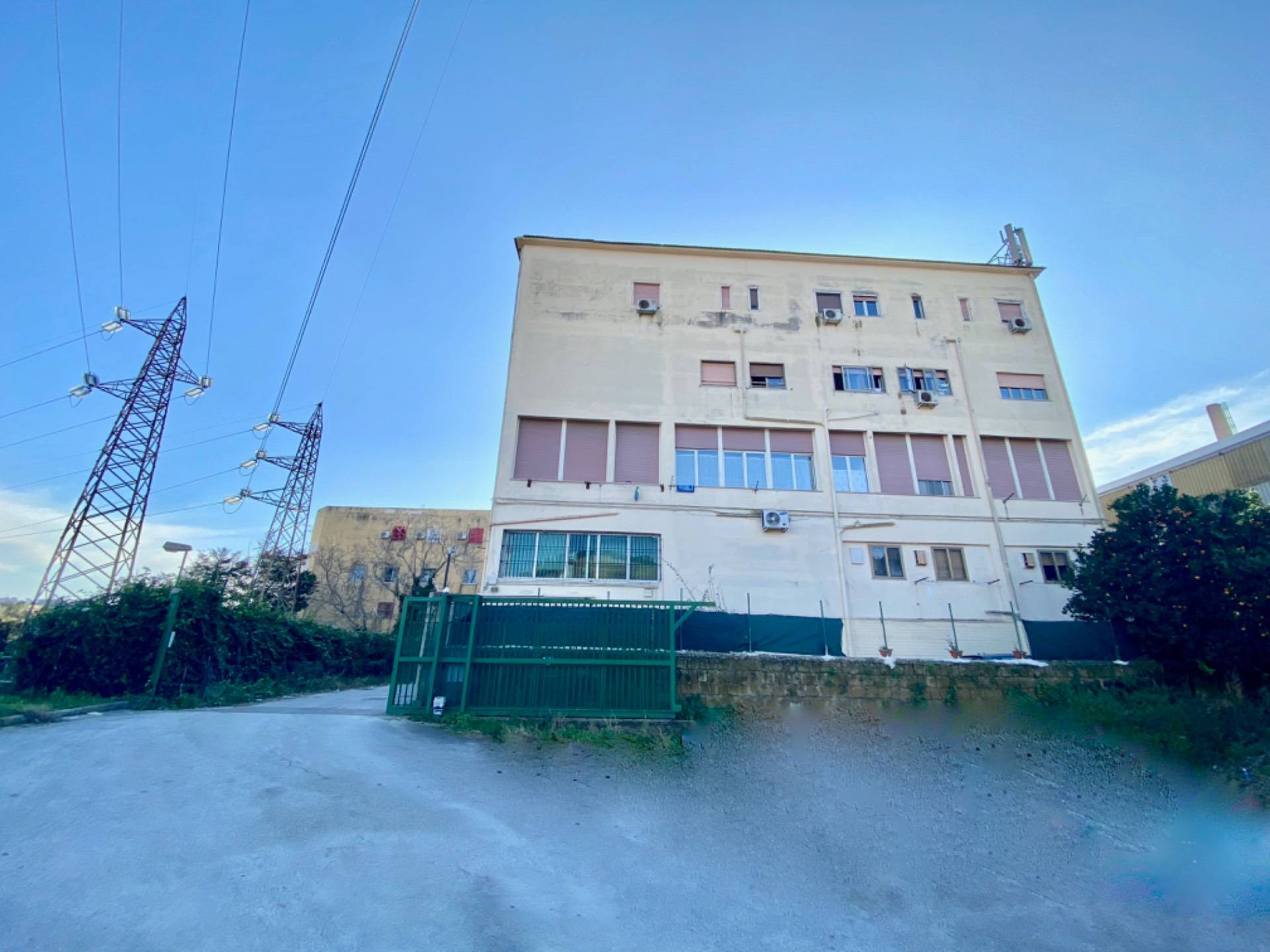 Locale commerciale in vendita a Napoli, Fuorigrotta