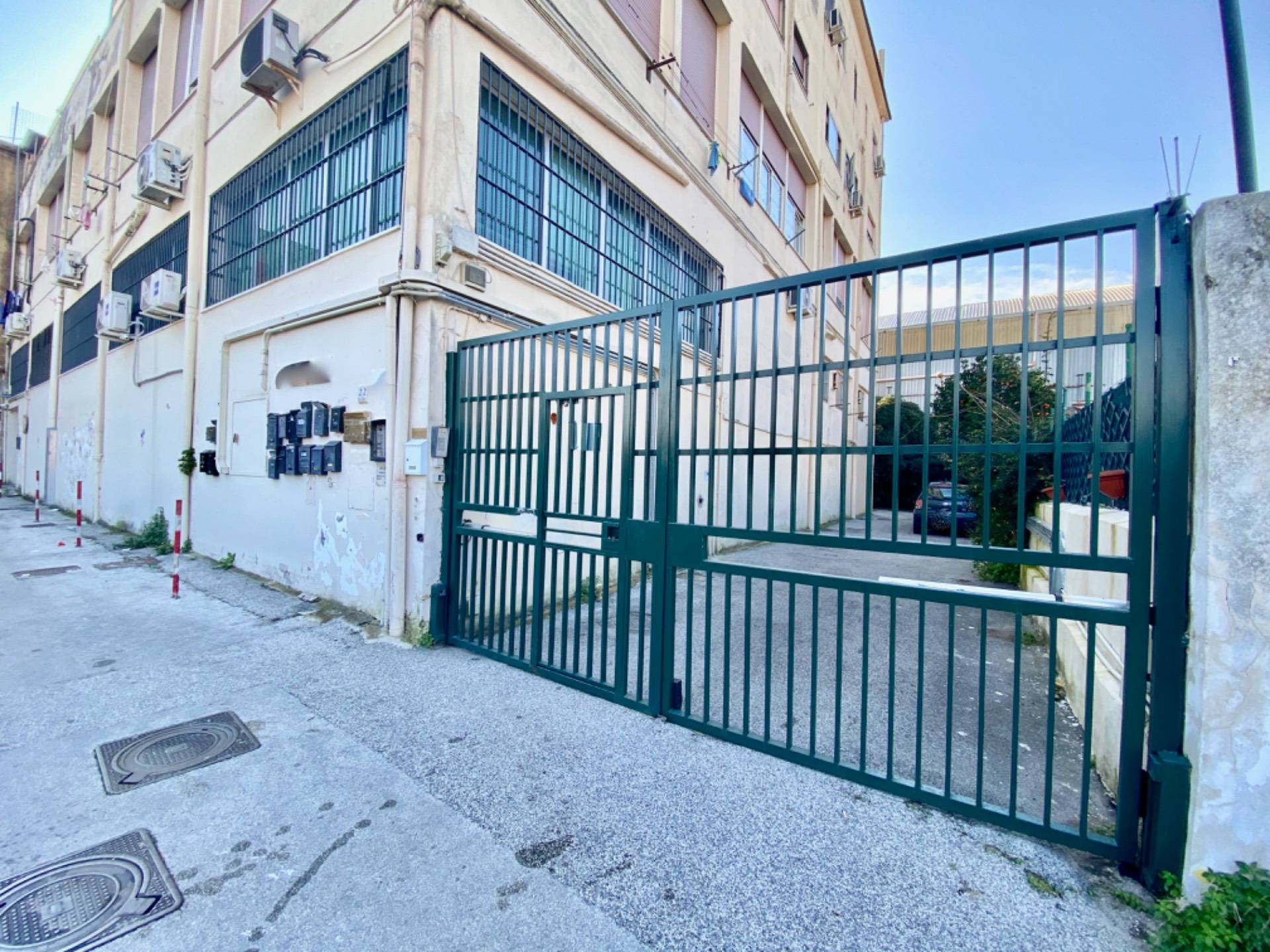 Locale commerciale in vendita a Napoli, Fuorigrotta