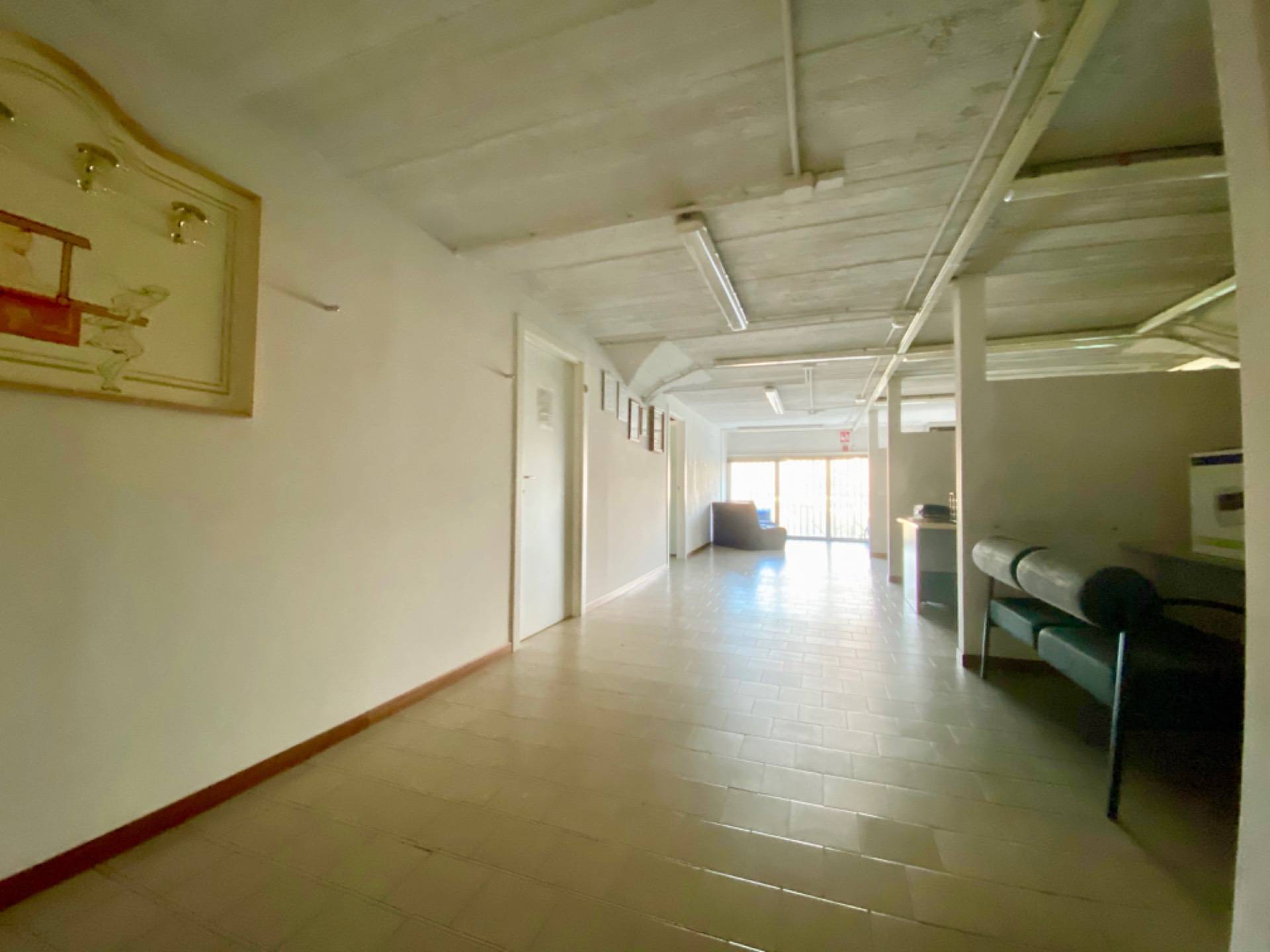 Locale commerciale in vendita a Napoli, Fuorigrotta