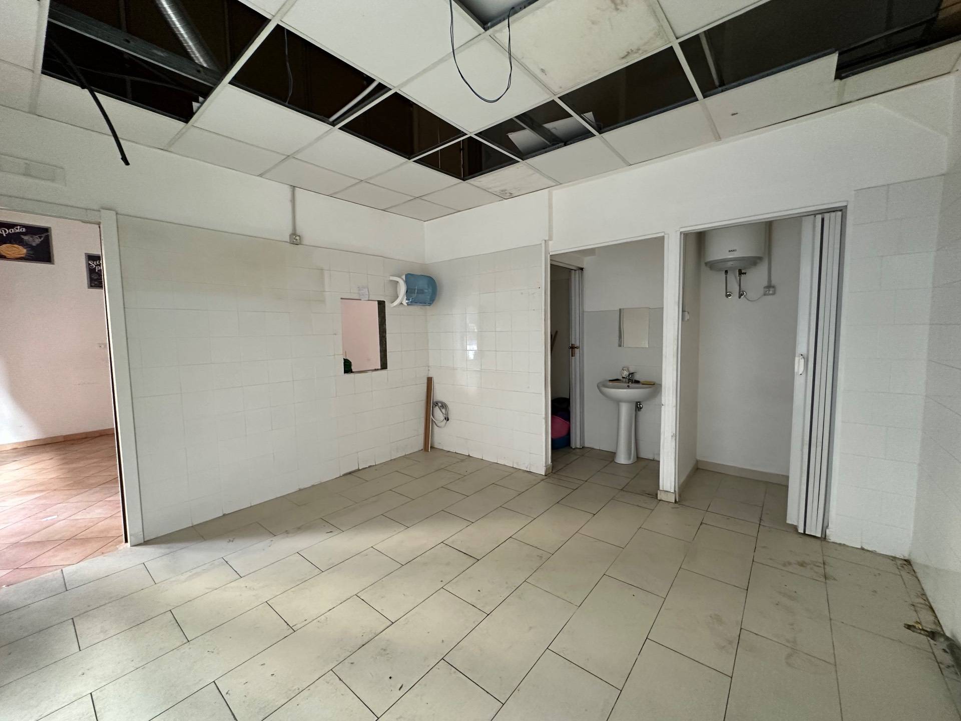 Locale commerciale in affitto a Napoli, Vomero Alto