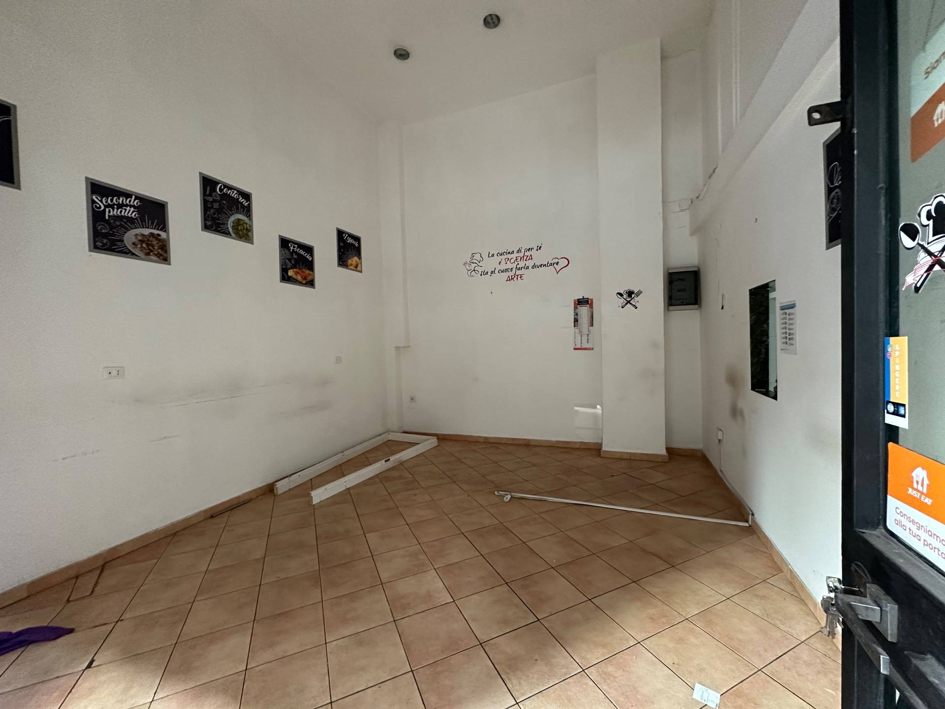 Locale commerciale in affitto a Napoli, Vomero Alto