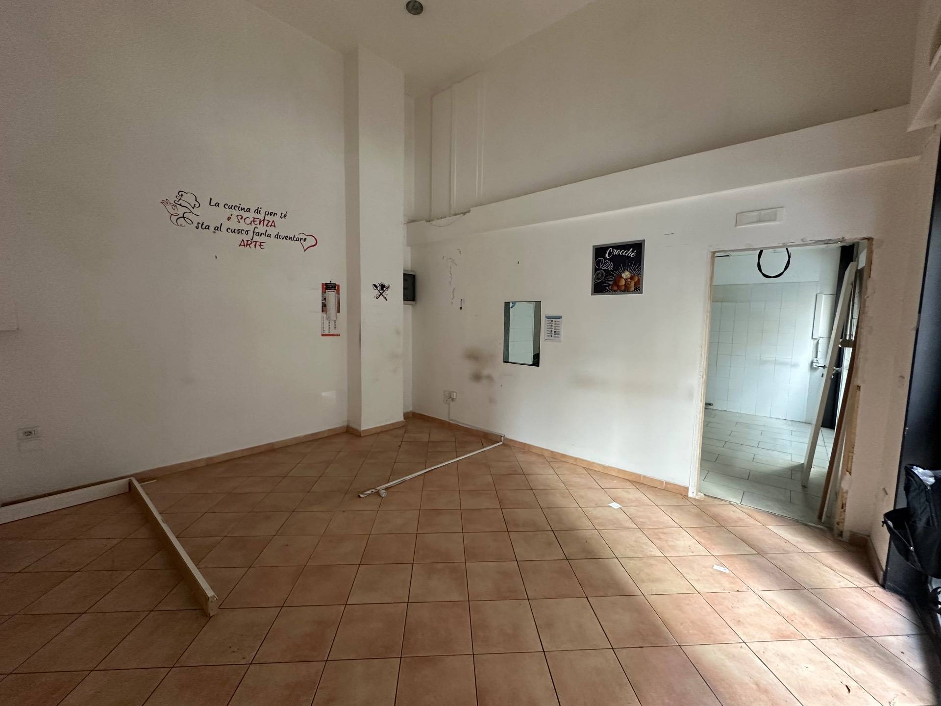 Locale commerciale in affitto a Napoli, Vomero Alto