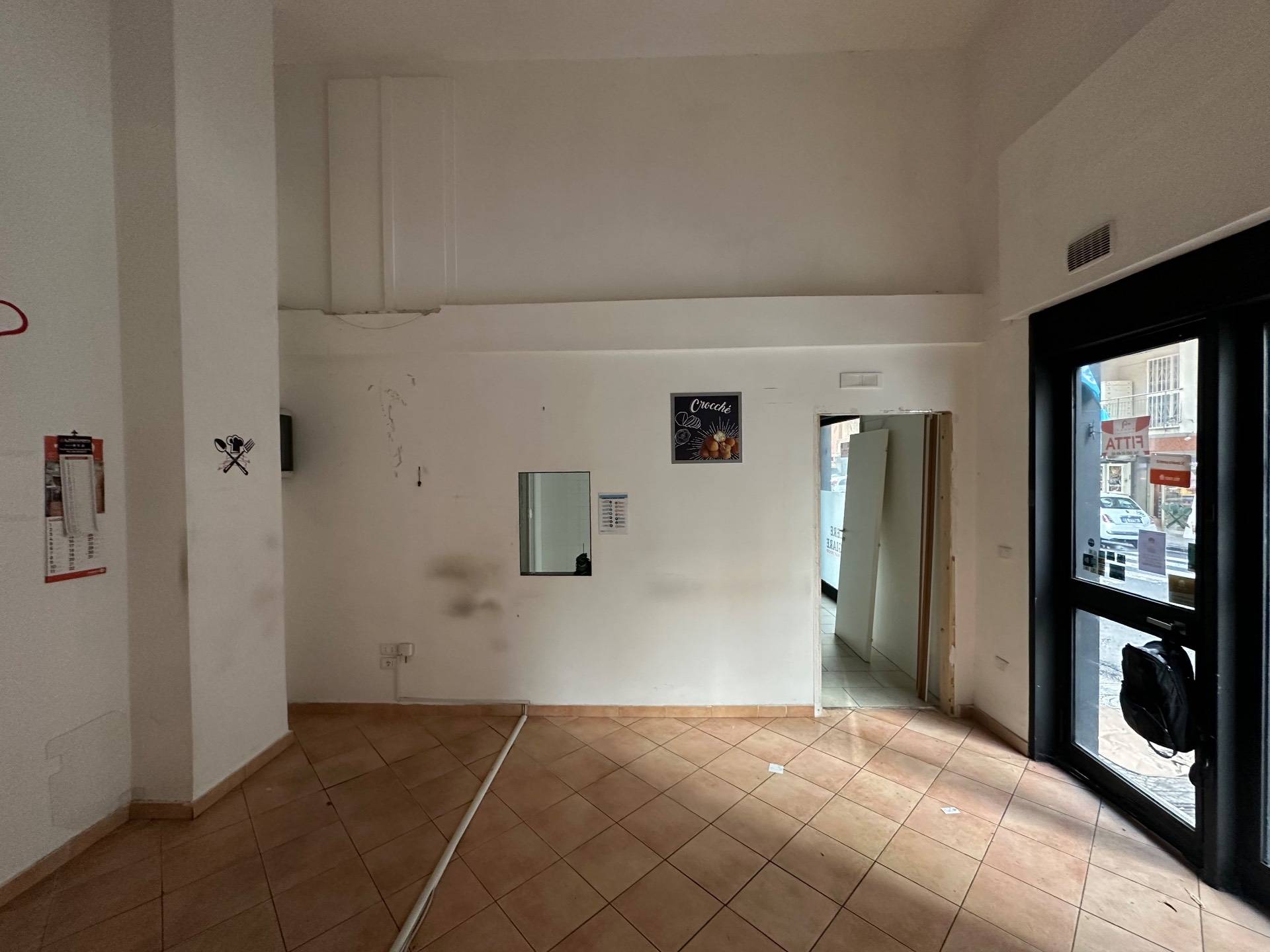 Locale commerciale in affitto a Napoli, Vomero Alto