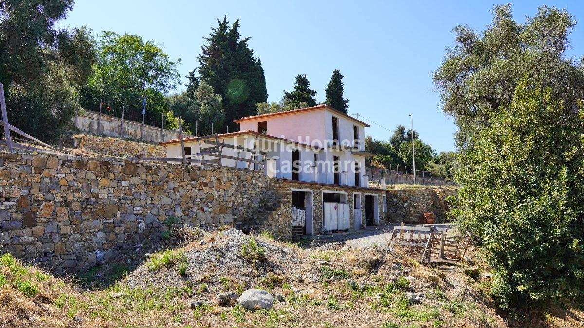 Villa con terrazzo a Imperia