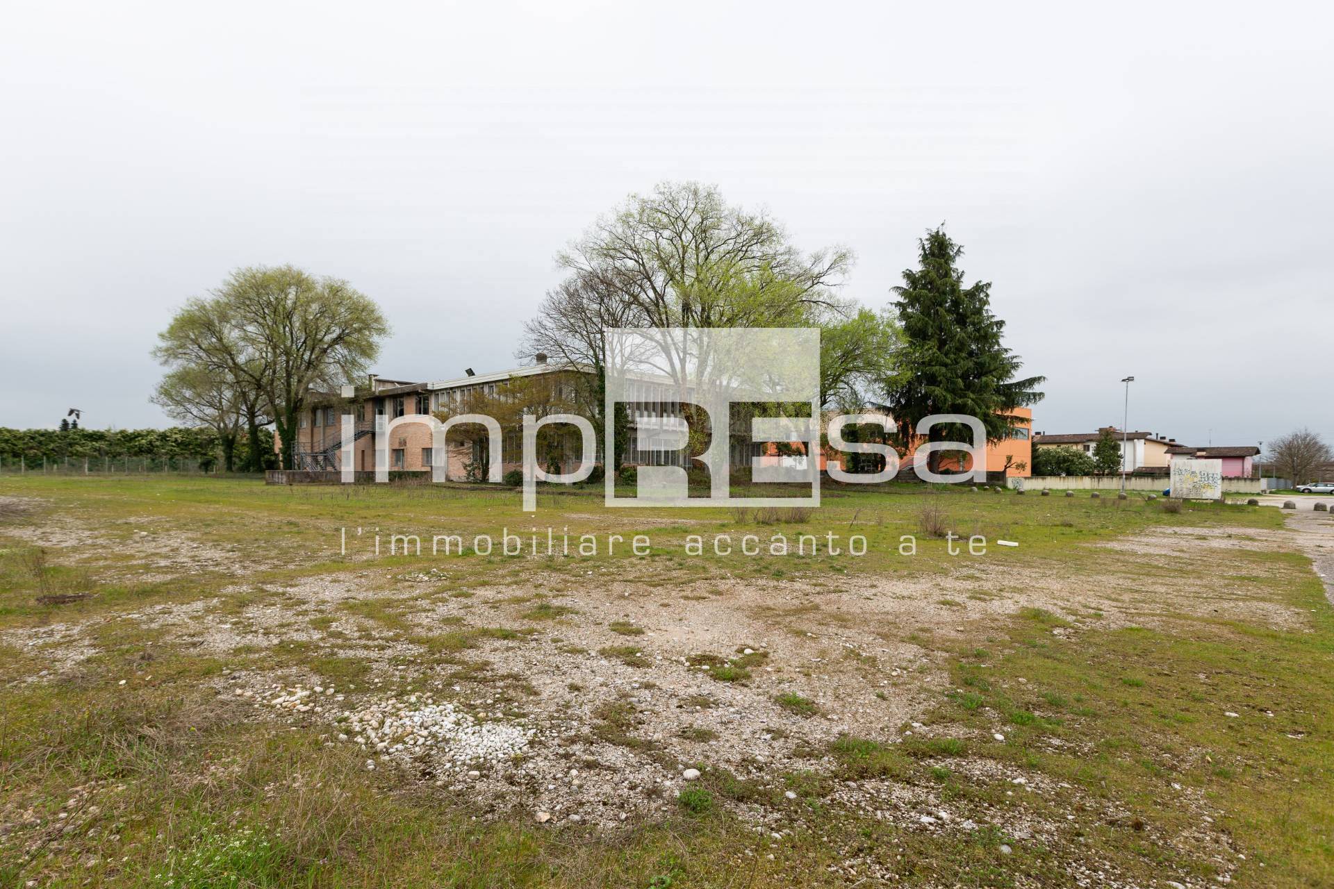 Magazzino in vendita a Pordenone, Torre