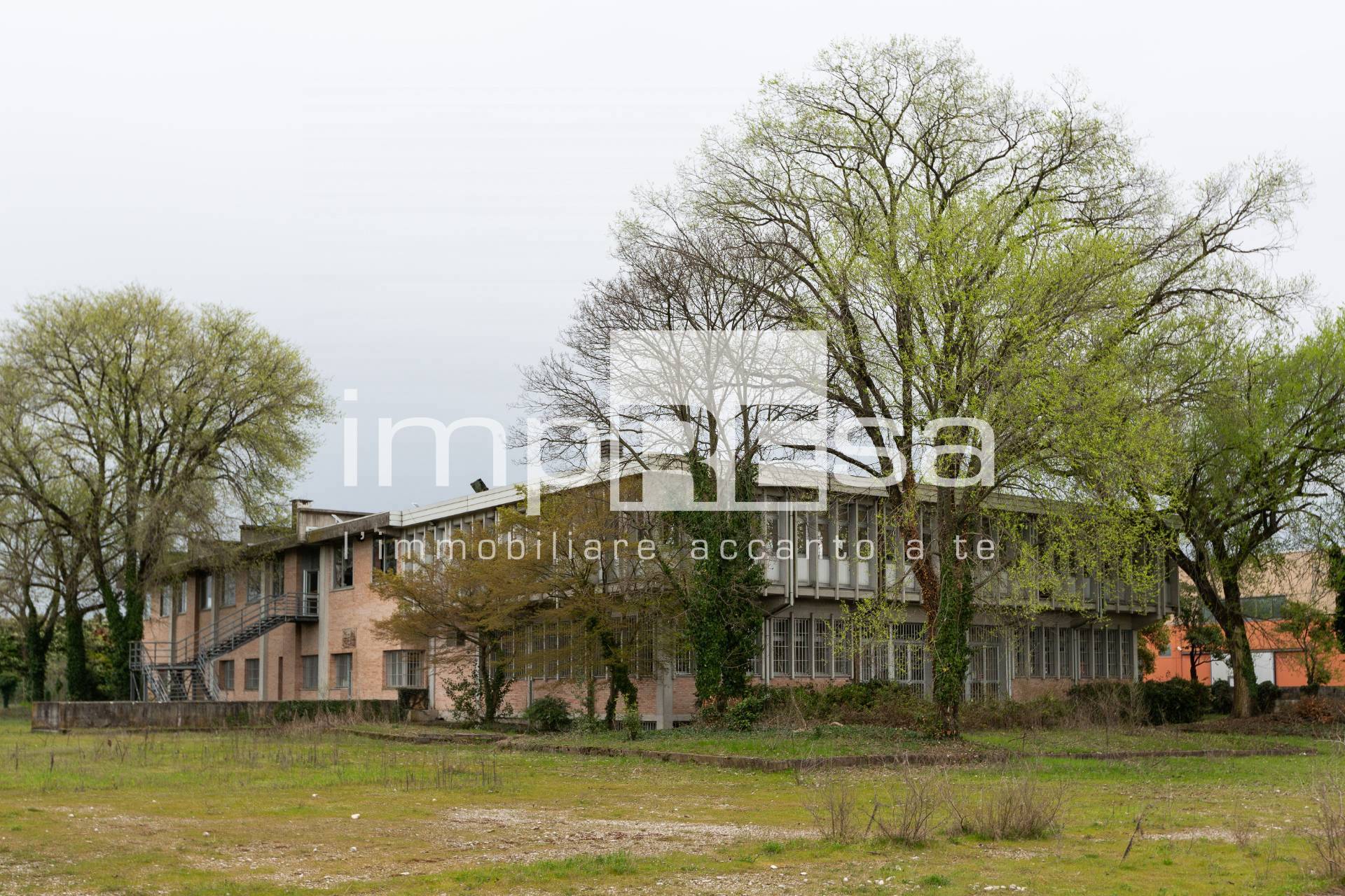 Magazzino in vendita a Pordenone, Torre