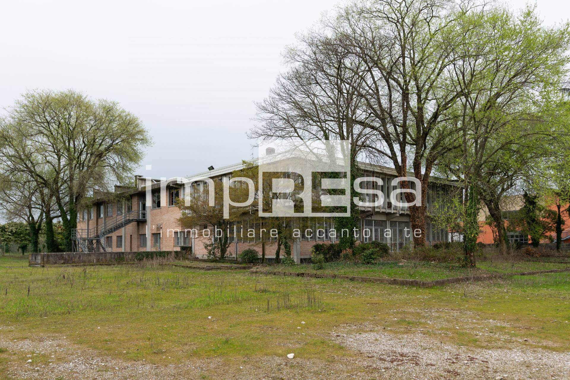 Magazzino in vendita a Pordenone, Torre