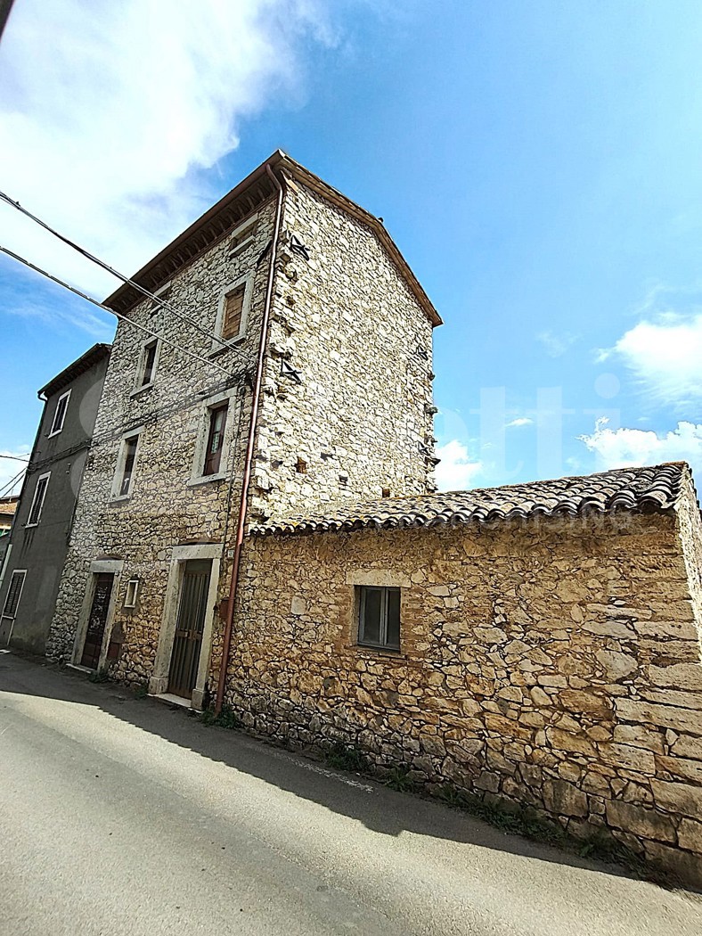 Trilocale da ristrutturare a Guardea