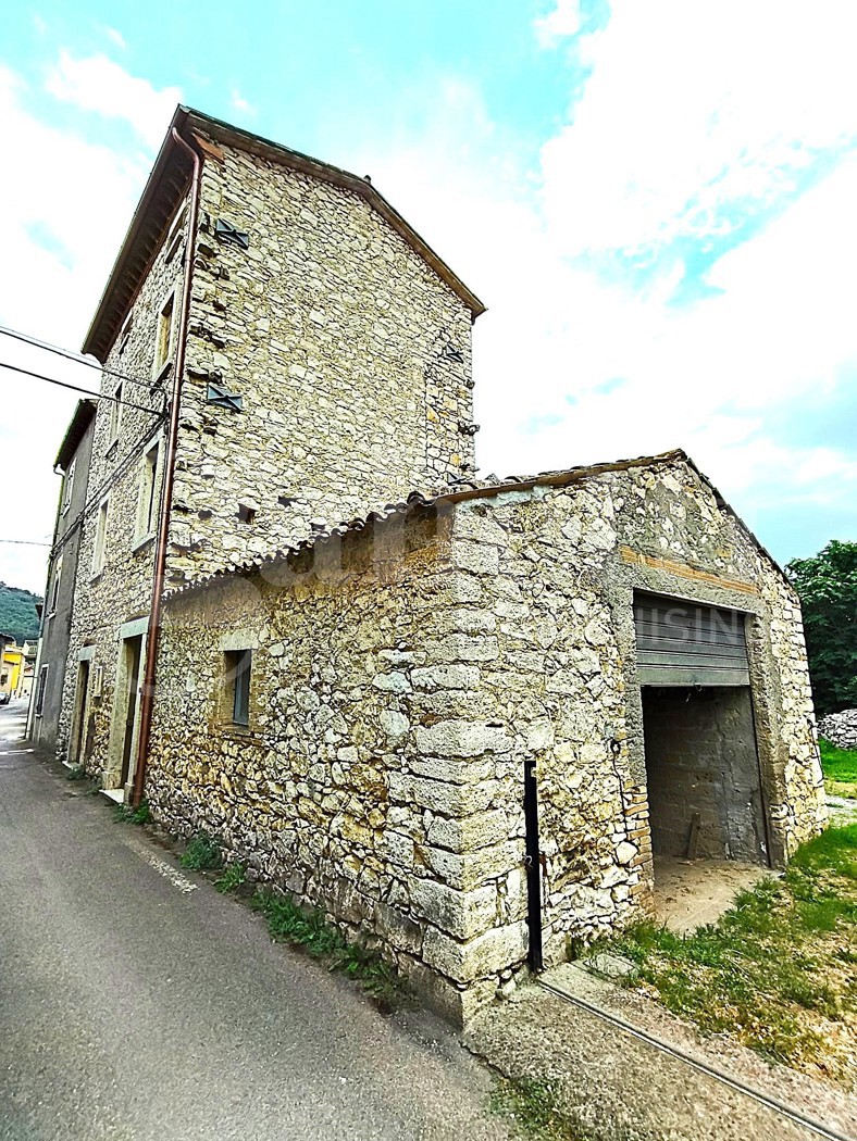 Trilocale da ristrutturare a Guardea