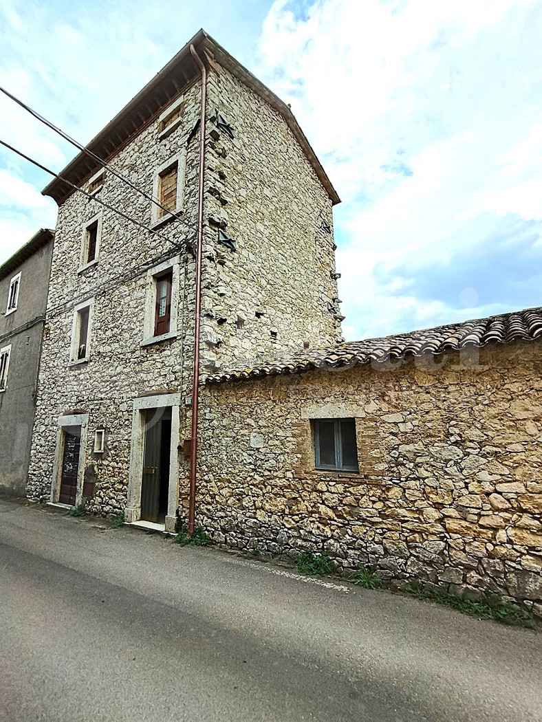 Trilocale da ristrutturare a Guardea