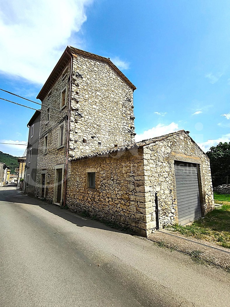 Trilocale da ristrutturare a Guardea