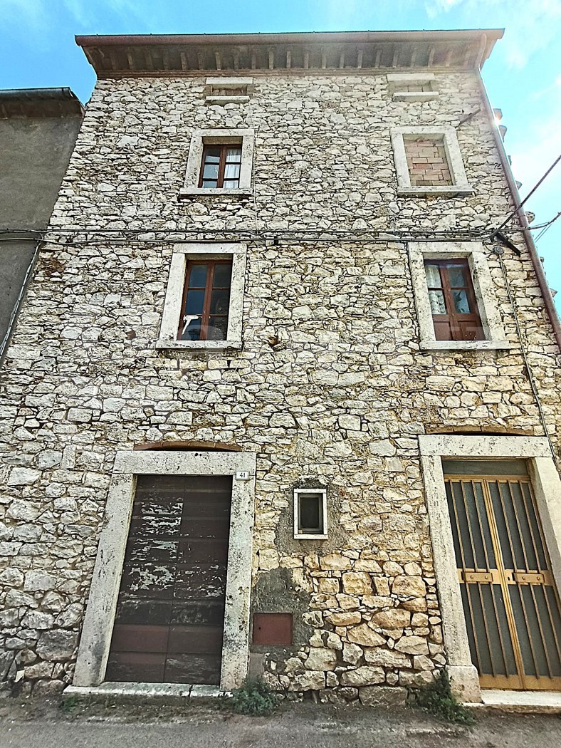 Trilocale da ristrutturare a Guardea