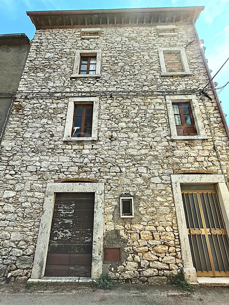 Trilocale da ristrutturare a Guardea