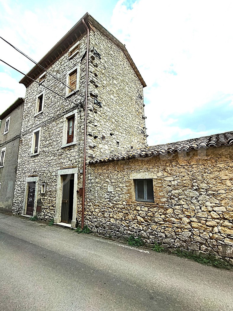 Trilocale da ristrutturare a Guardea