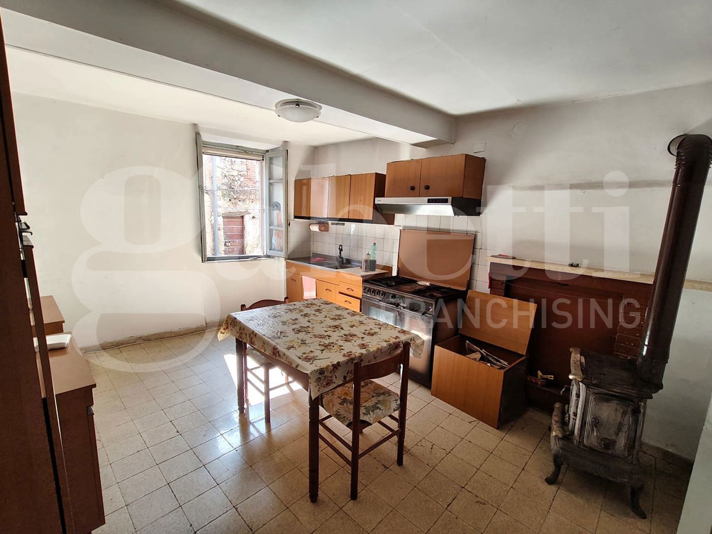 Quadrilocale da ristrutturare a Giove