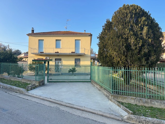 Casa indipendente con giardino a Collecorvino