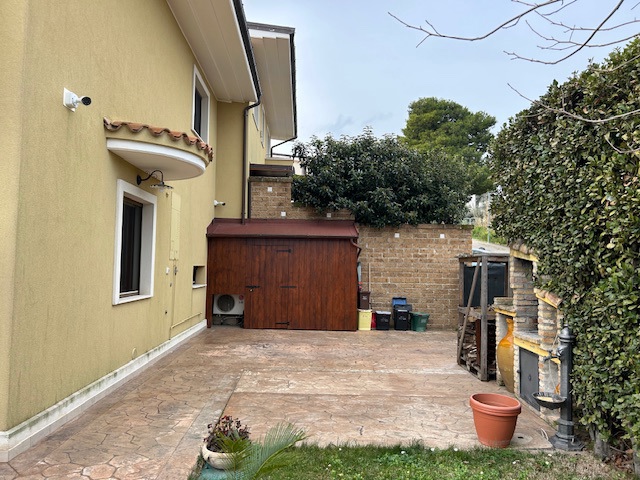 Villa con giardino a Citt� Sant'Angelo