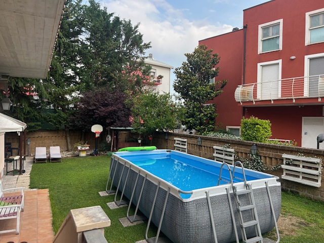 Villa Bifamiliare con giardino a Pescara