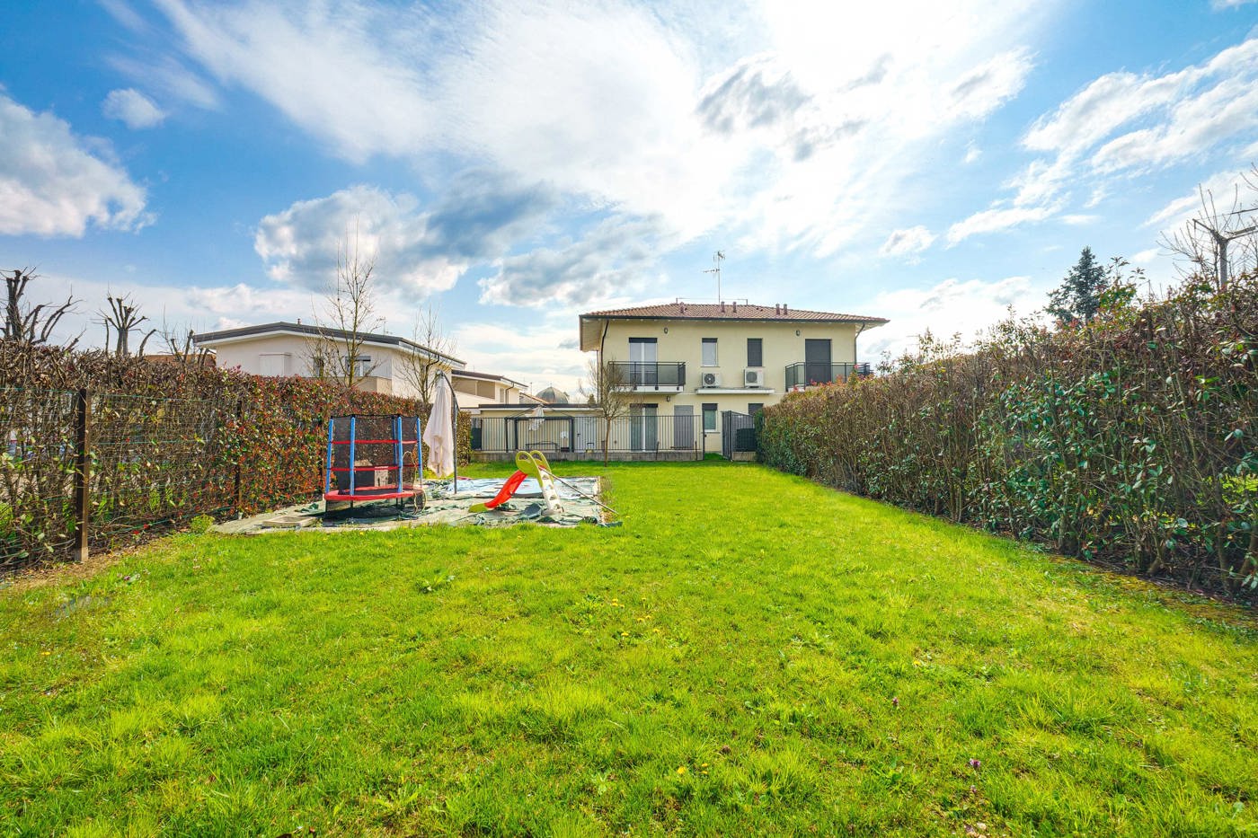Villa con giardino a Cislago