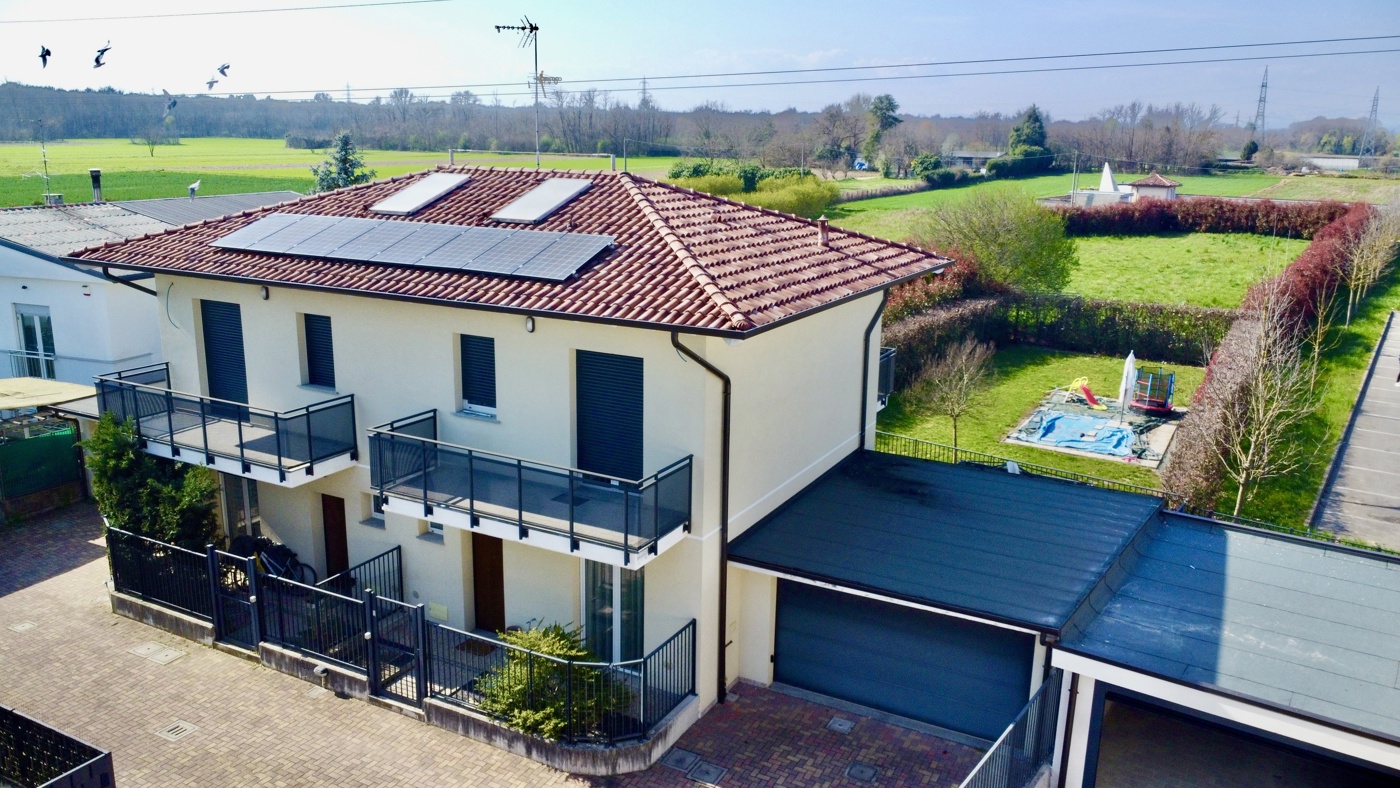 Villa con giardino a Cislago