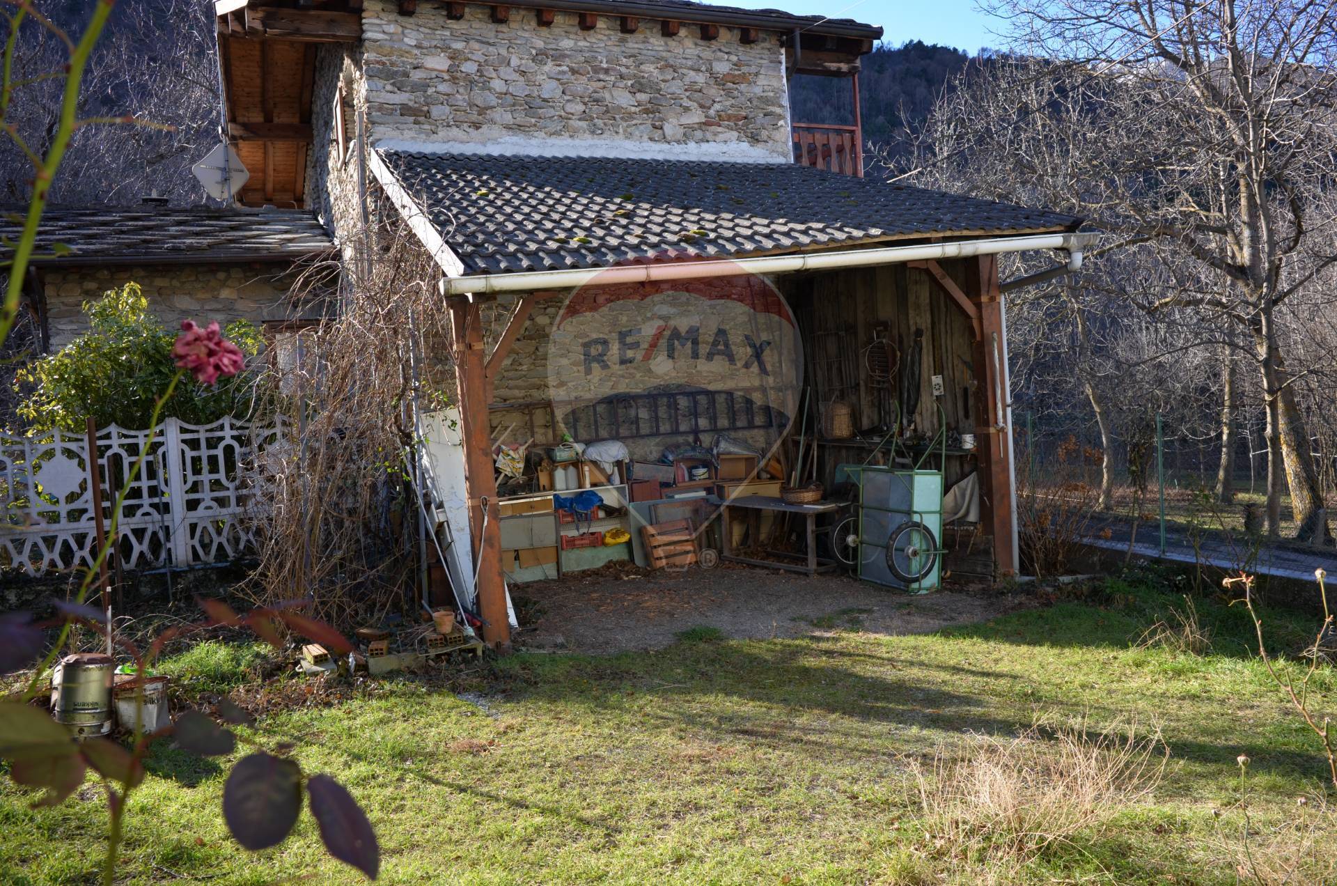 Casa indipendente con terrazzo a Mattie