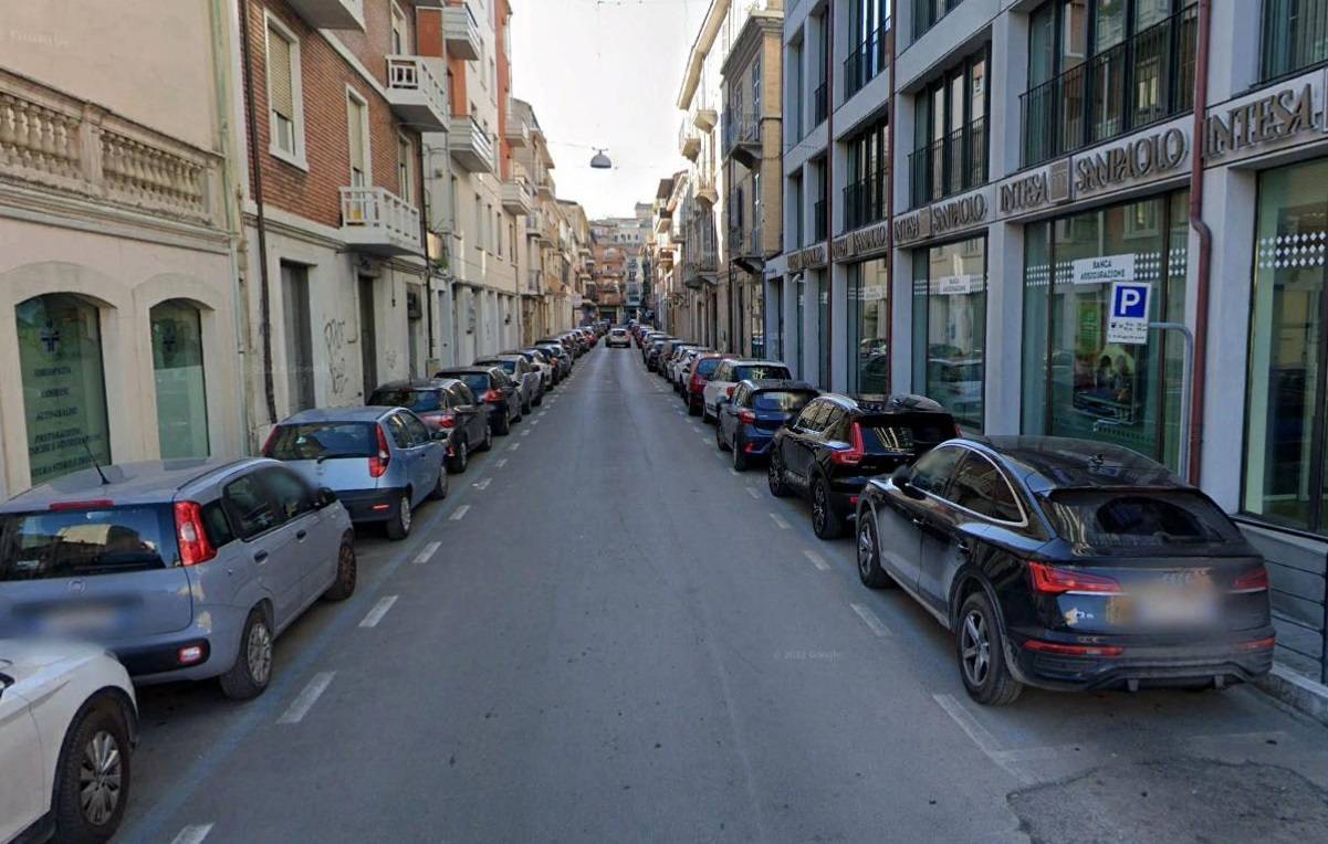 Locale commerciale in vendita a San Benedetto del Tronto, Centrale