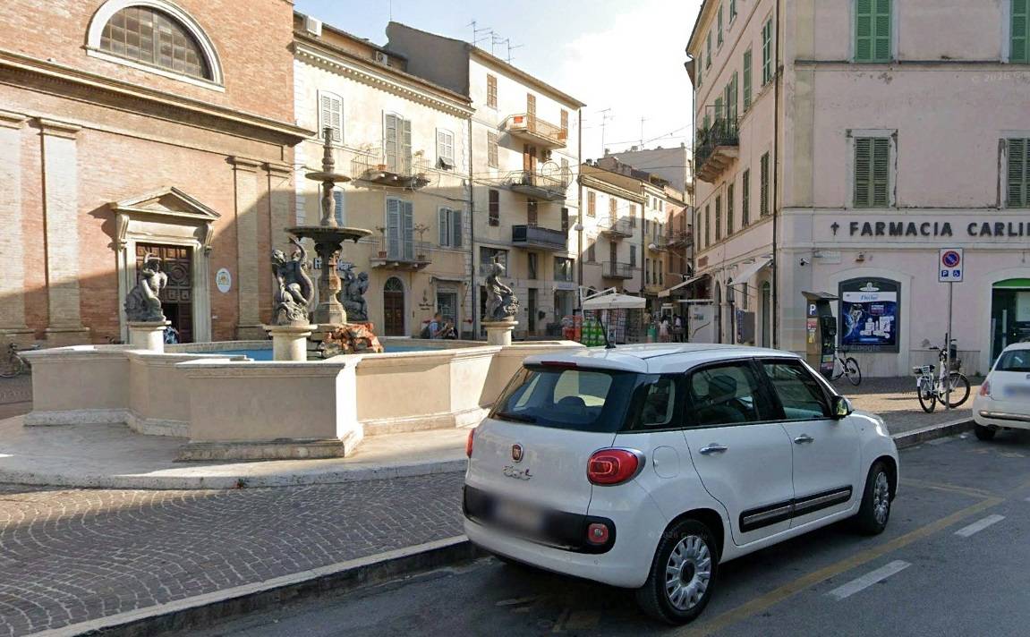 Locale commerciale in affitto a San Benedetto del Tronto, Centralissima