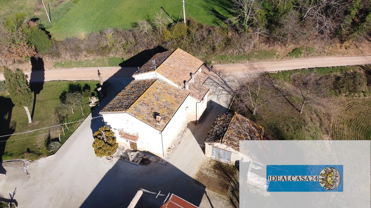 Casa indipendente con giardino in camporotondo di fiastrone c.da colvenale n. 7, Camporotondo di Fiastrone