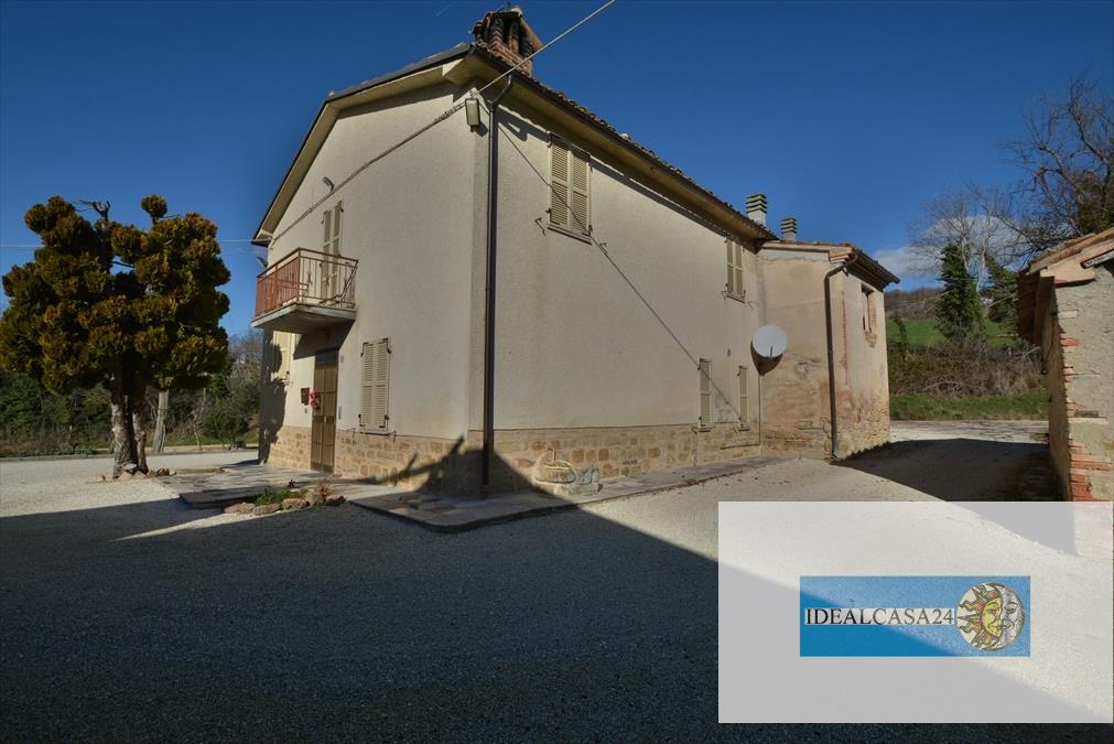 Casa indipendente con giardino in camporotondo di fiastrone c.da colvenale n. 7, Camporotondo di Fiastrone