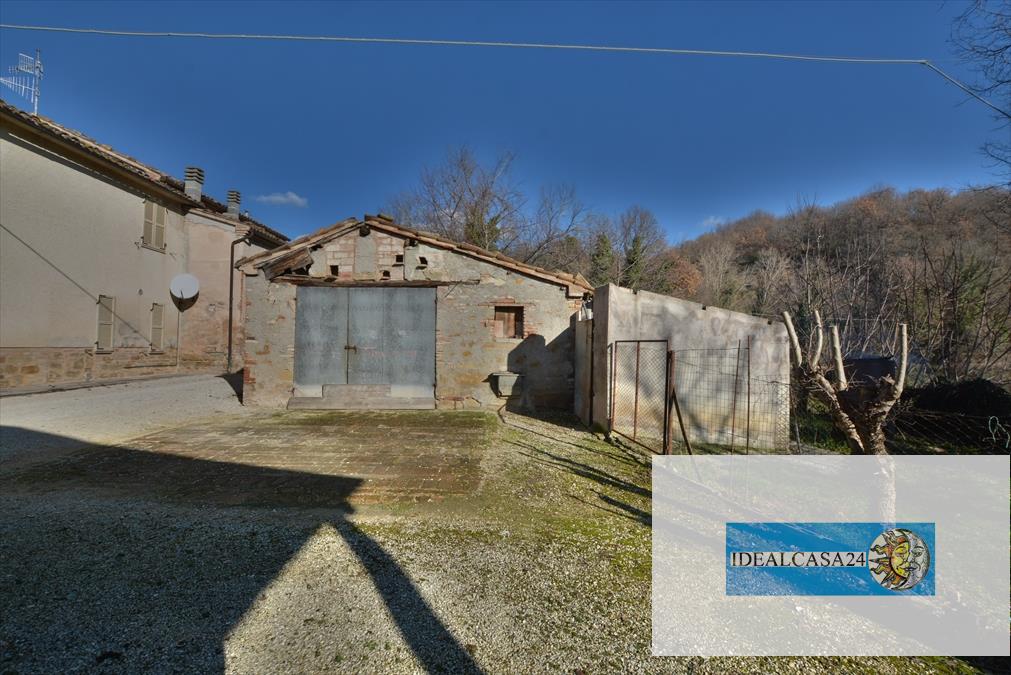 Casa indipendente con giardino in camporotondo di fiastrone c.da colvenale n. 7, Camporotondo di Fiastrone