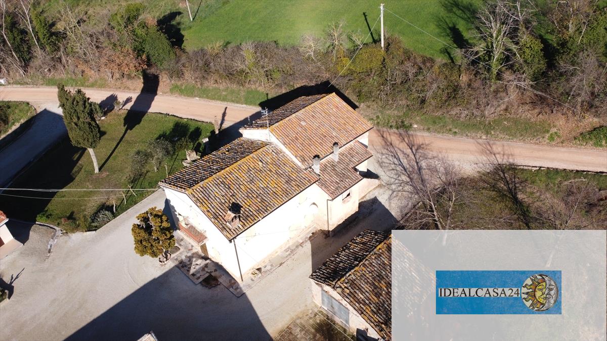 Casa indipendente con giardino in camporotondo di fiastrone c.da colvenale n. 7, Camporotondo di Fiastrone