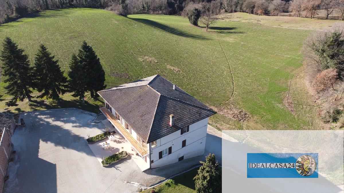 Casa indipendente con giardino in camporotondo di fiastrone c.da colvenale n. 7, Camporotondo di Fiastrone