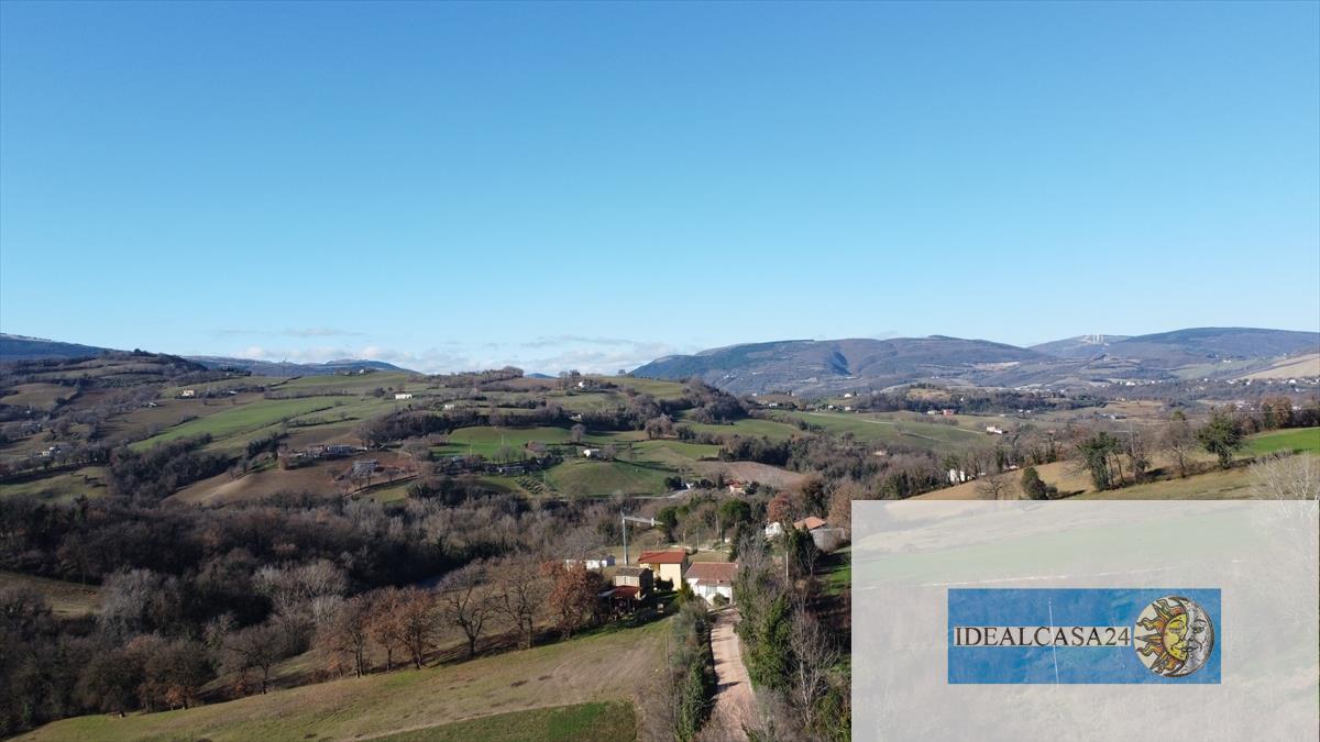 Casa indipendente con giardino in camporotondo di fiastrone c.da colvenale n. 7, Camporotondo di Fiastrone