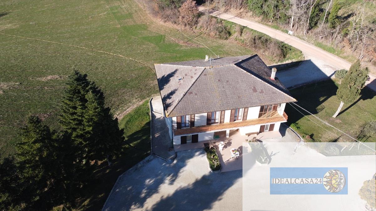 Casa indipendente con giardino in camporotondo di fiastrone c.da colvenale n. 7, Camporotondo di Fiastrone