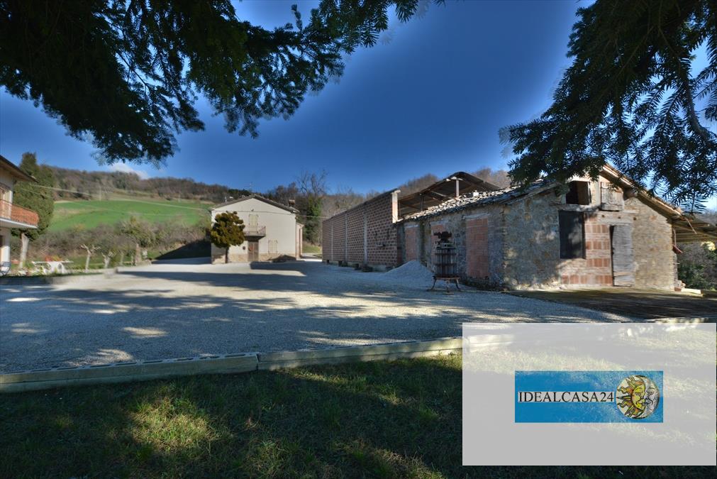 Magazzino da ristrutturare in camporotondo di fiastrone c.da colvenale n. 7, Camporotondo di Fiastrone